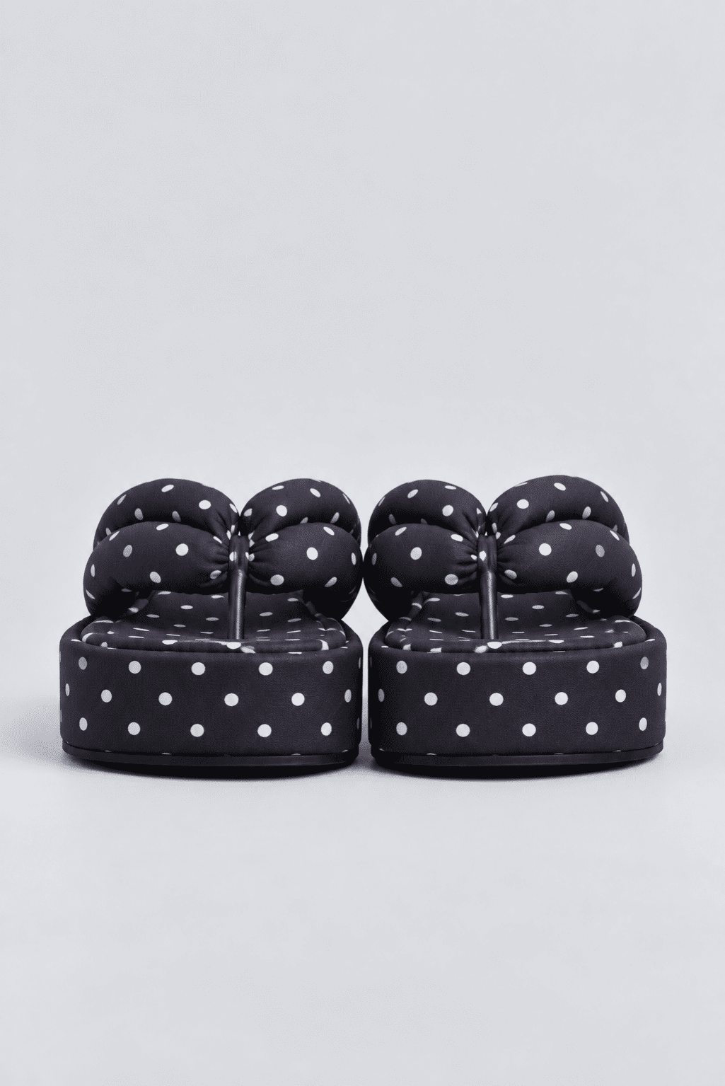 Par do Chinelo Flatform Poá Tiras Puffer Preto e Branco - Sakura visto de frente, destacando as tiras acolchoadas e a plataforma flatform