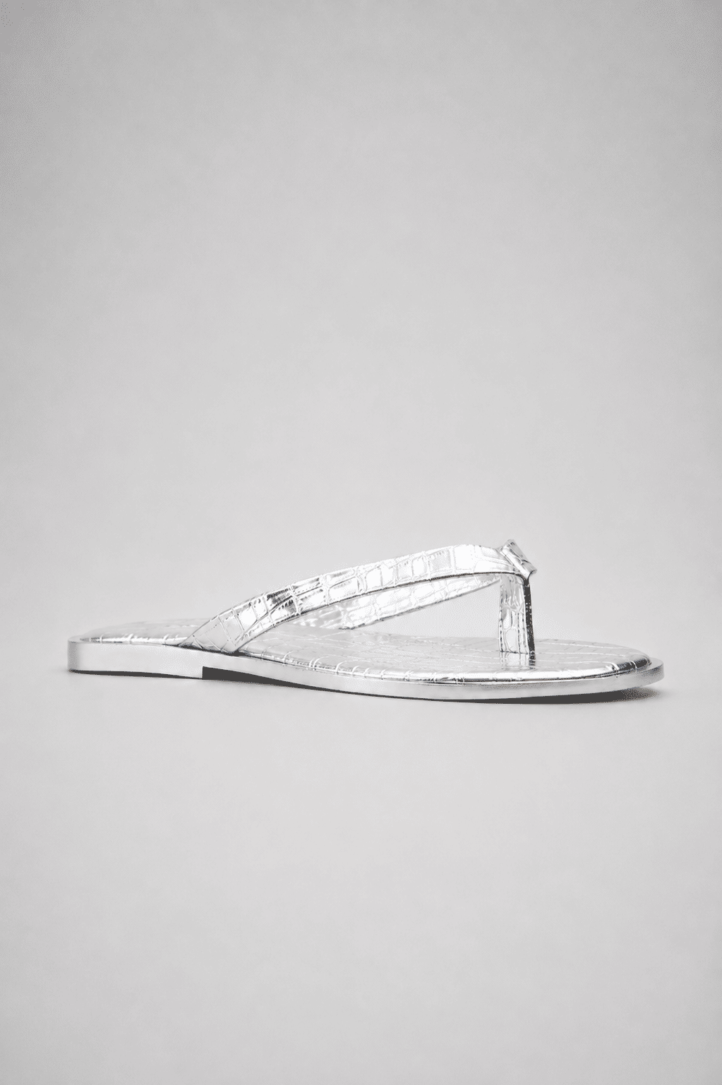 isla-flatform-feminina-croco-prata Chinelo Flat Feminino Isla Prata Croco em vista 45 graus mostrando tiras de dedo e acabamento metalizado