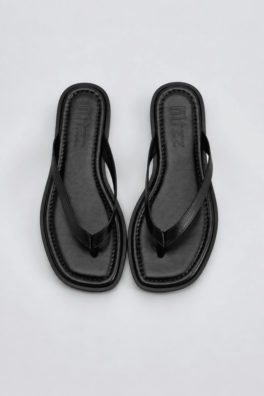 isla-flat-feminino-preto Chinelo Flat Feminino Isla Preto em vista superior mostrando palmilha e tiras de dedo