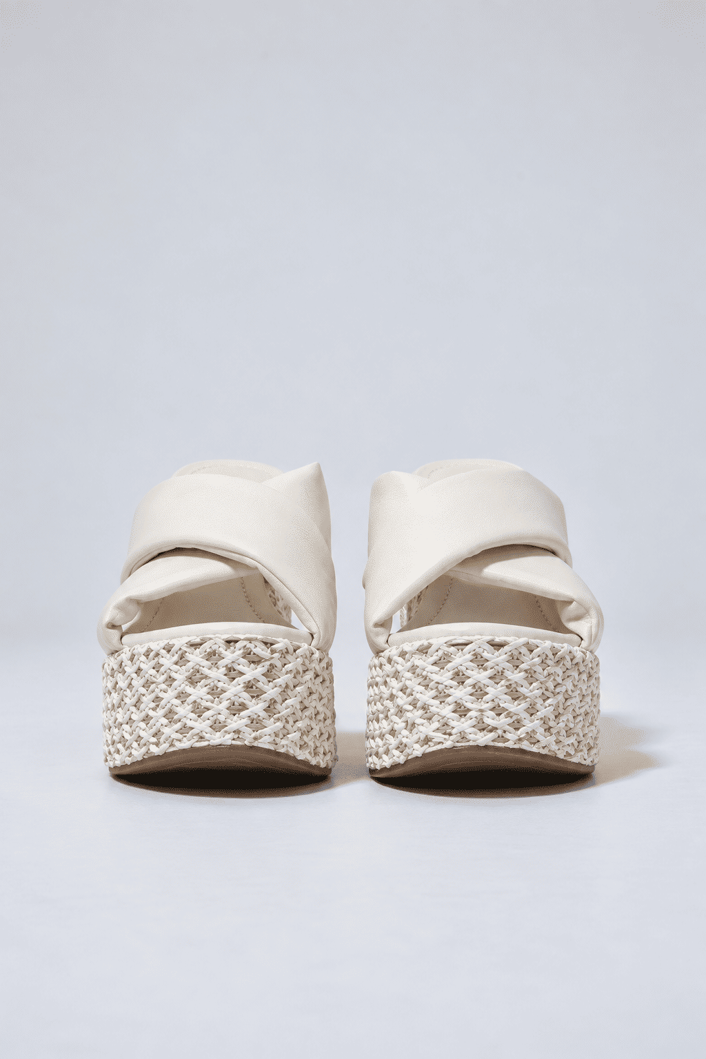 livia-tamanco-feminino-plataforma-off-white Tamanco Livia branco plataforma visto de frente