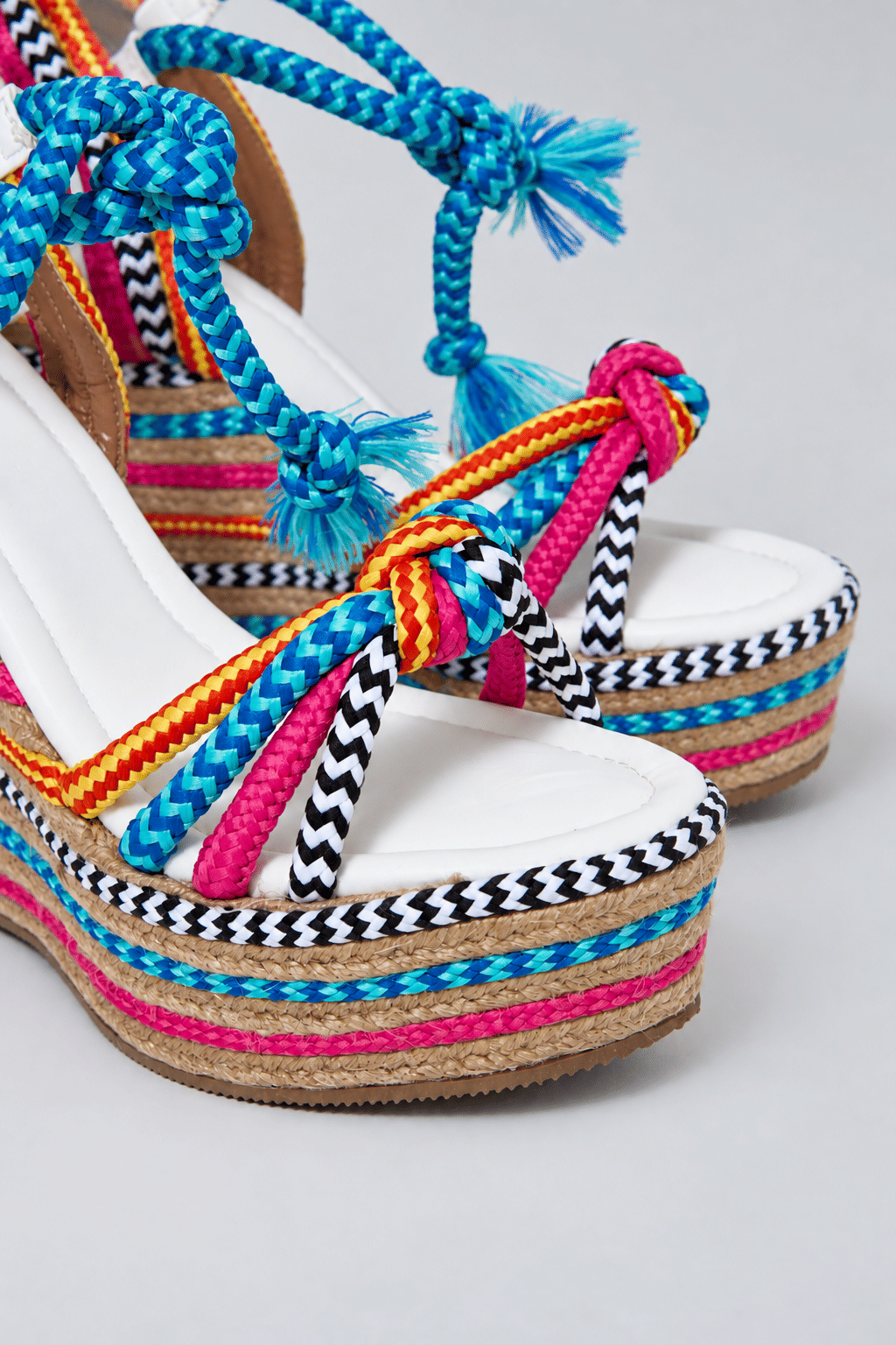 califa-sandalia-feminina-amarraçao-multicolorida Detalhe da plataforma multicolorida da Sandália Califa