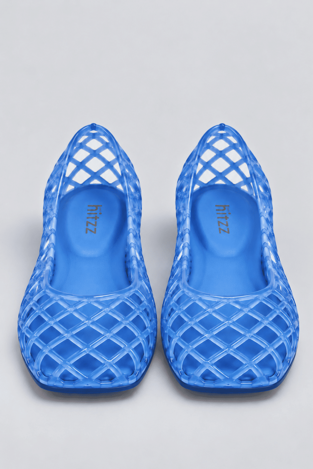 sapatilha-feminina-azul-gummy Par da Sapatilha Feminina Azul - Gummy fotografado de frente, com a marca "hitzz" visível nos dois solados internos.