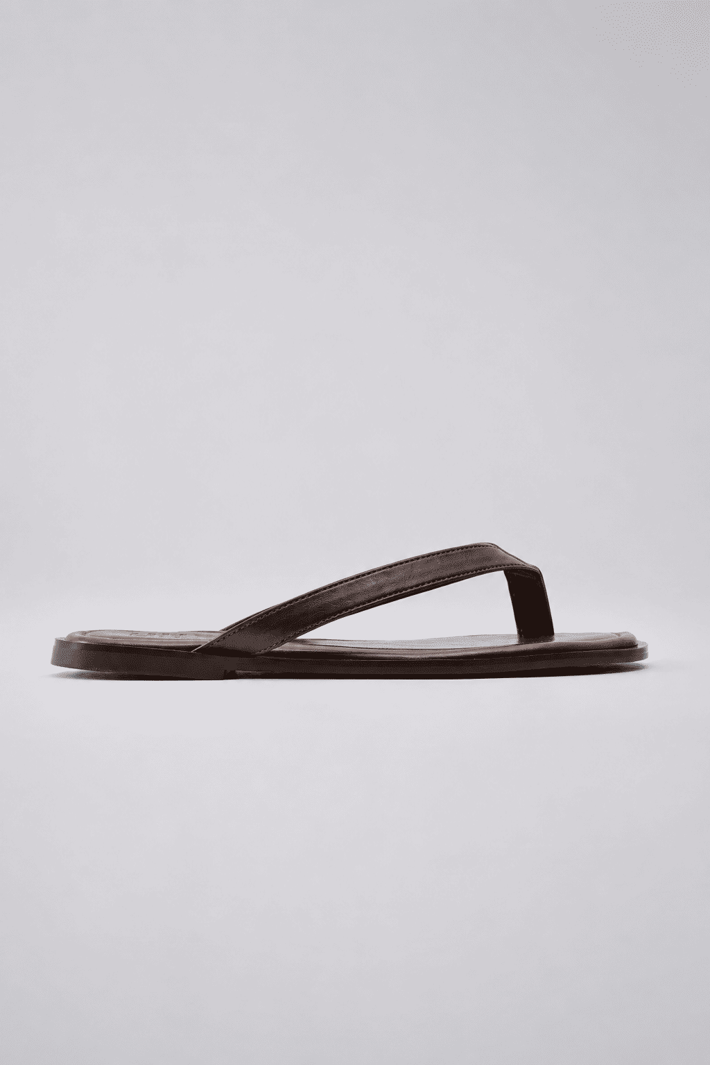 isla-chinelo-flat-feminino-marrom Chinelo Flat Feminino Isla Marrom em vista lateral com tiras finas de dedo e solado rasteiro
