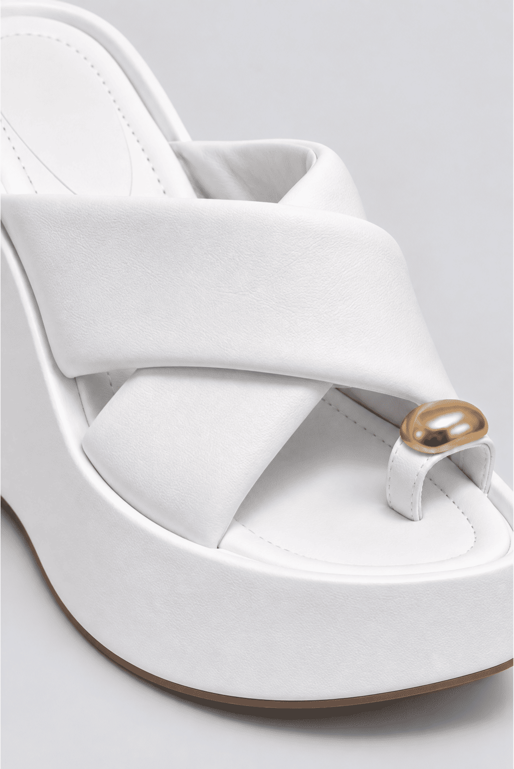 Close do aplique dourado nas tiras do Tamanco Feminino Plataforma Branco Julia
