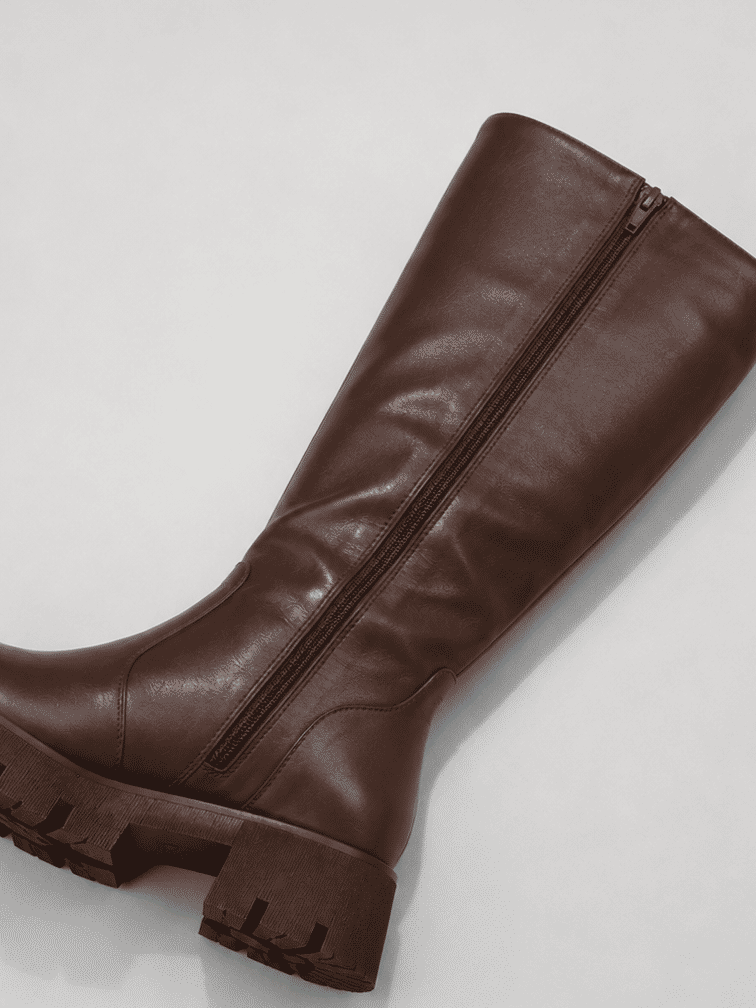 zuna-bota-feminina-cano-longo-tratorada-marrom Detalhe do couro da bota feminina cano longo tratorada marrom ZUNA
