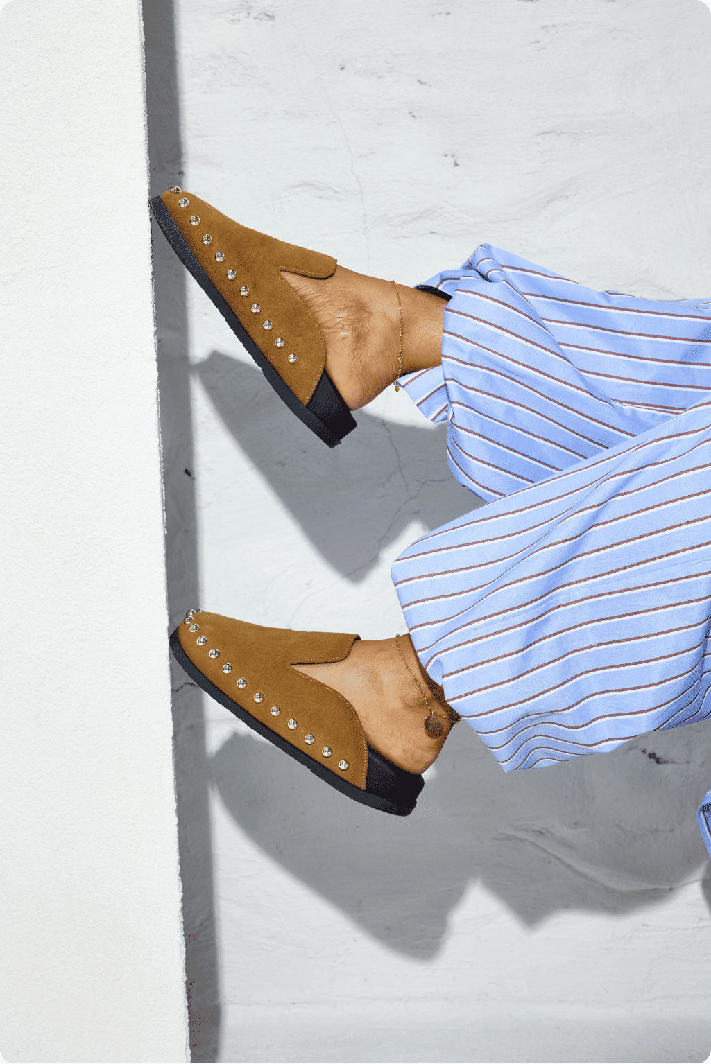 emma-clog-feminino-tachas-bege EMMA - CLOG FEMININO TACHAS COURO BEGE