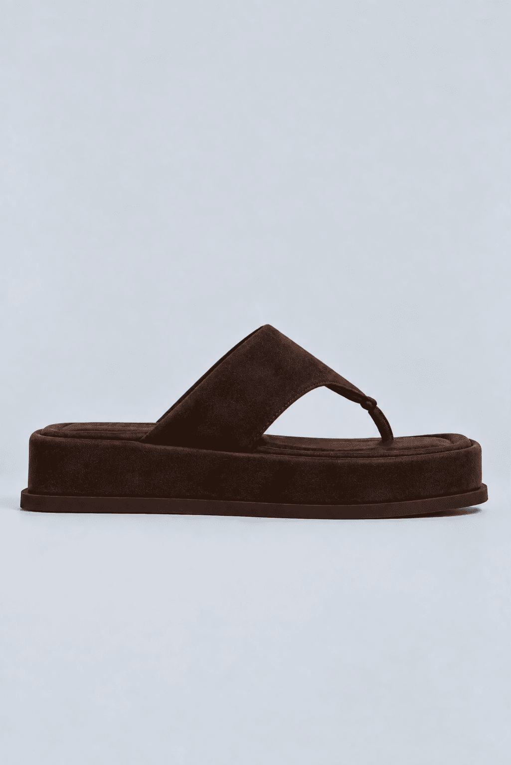 chinelo-flatform-feminino-camurca-marrom-buzios Chinelo flatform feminino camurça marrom Búzios - vista lateral do produto isolado em fundo cinza claro