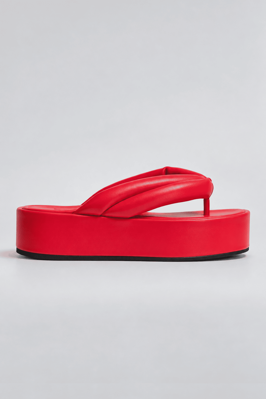 chinelo-flatform-tiras-puffer-vermelho-sakura Chinelo Flatform Tiras Puffer Vermelho - Sakura visto de lado, tira acolchoada estilo puffer sobre plataforma flatform