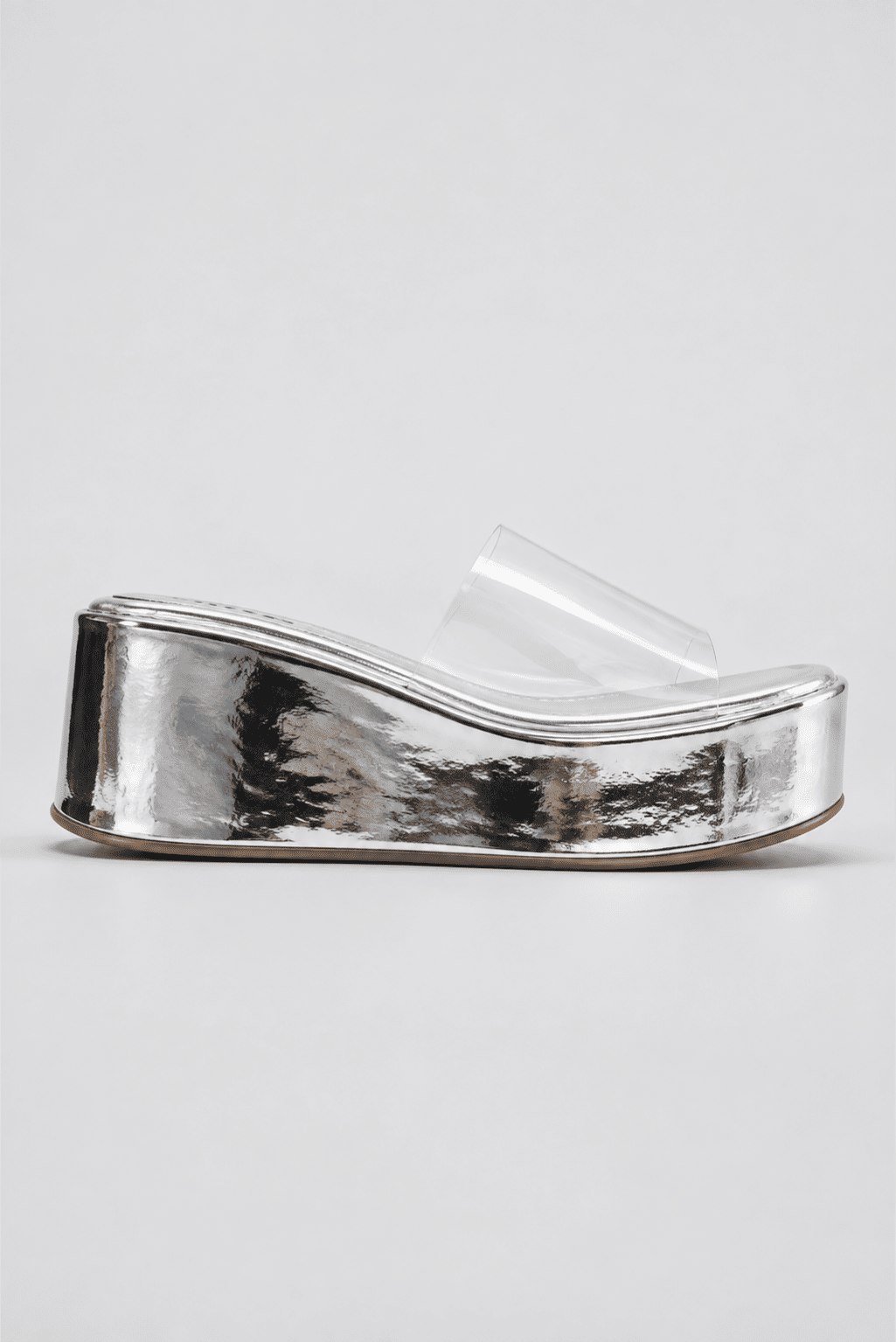 tamanco-flatform-feminino-tira-vinil-prata Adele - Tamanco Flatform Feminina Tira Vinil Prata visto de lado, com solado metalizado e tira transparente