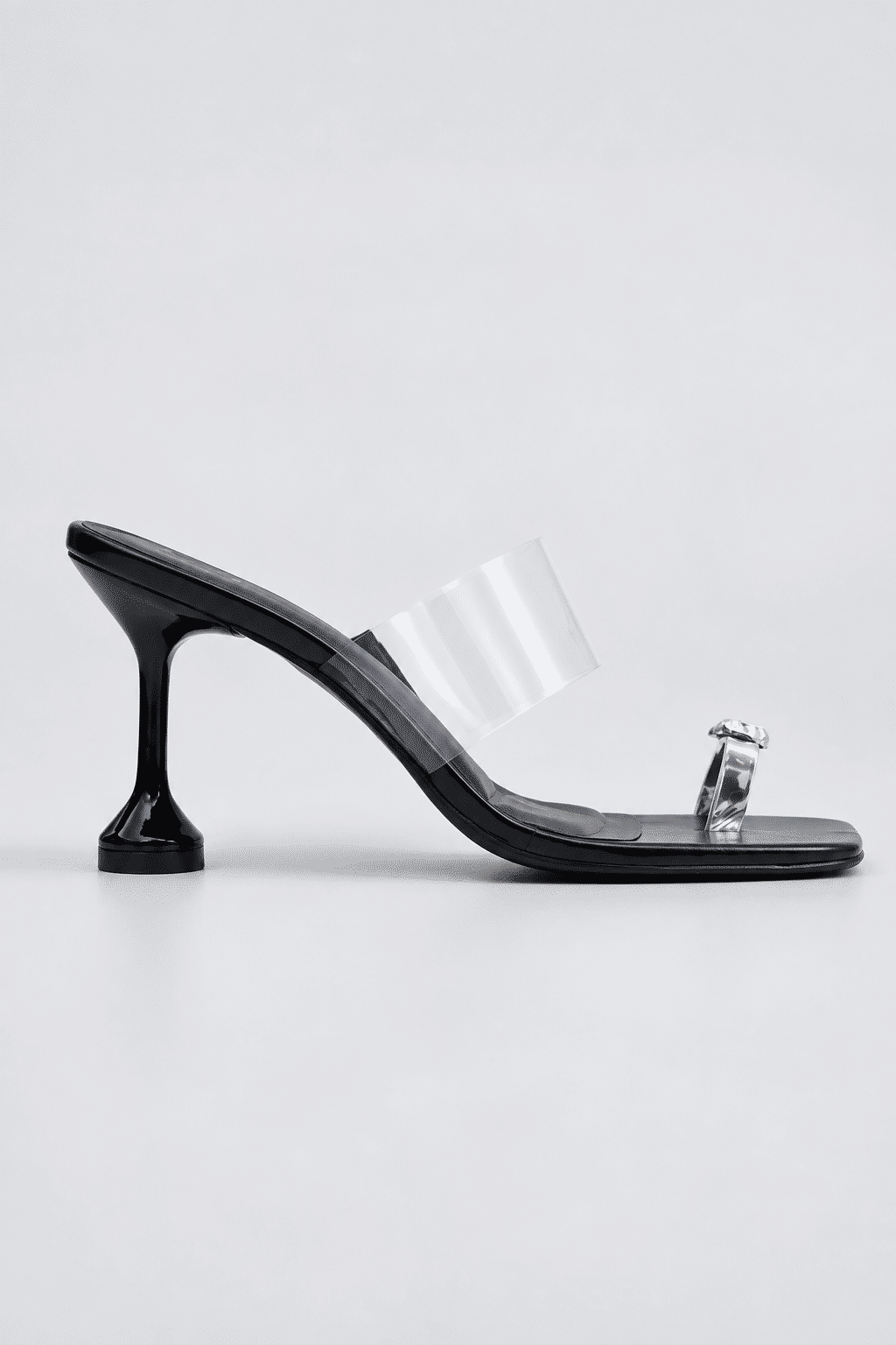 lionne-tamanco-feminino-preto Tamanco Feminino Lionne Preto com tira em vinil vista lateral