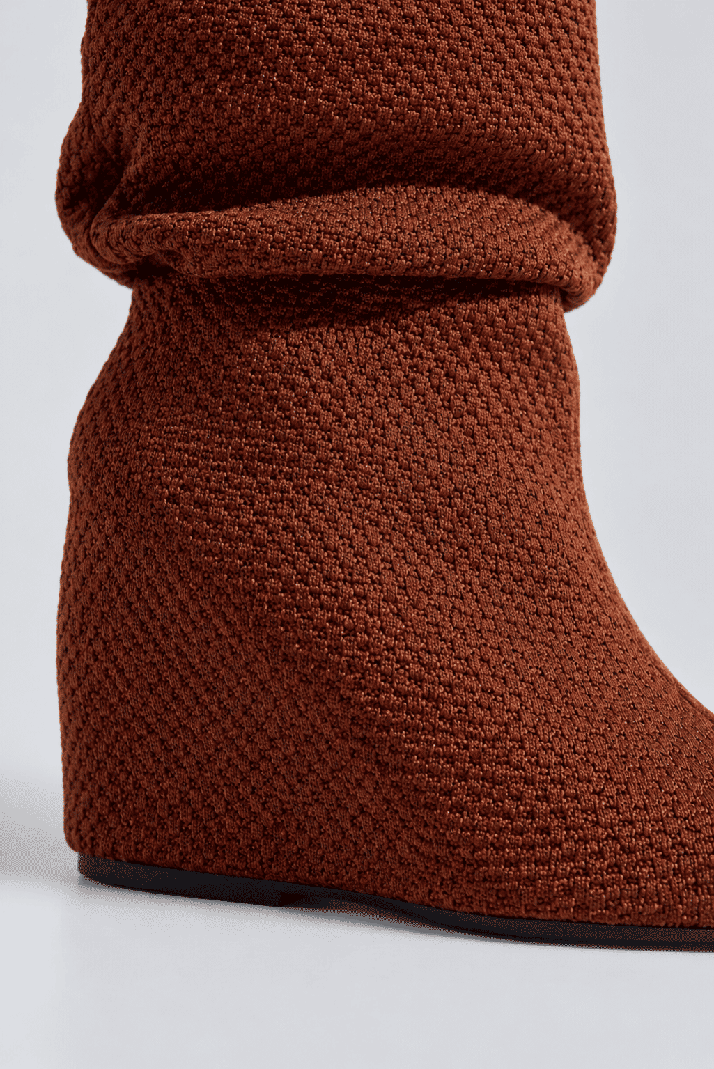 bota-feminina-croche-salto-anabela-camel-mariah Detalhe da textura de crochê da bota feminina salto anabela camel Mariah