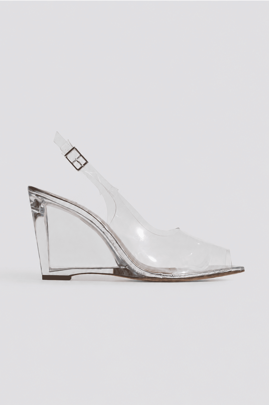 scarpin-anabela-feminina-vinil-prata-storm Scarpin Anabela Feminina Vinil Prata - Storm visto de lado, com salto anabela transparente esculpido e fivela ajustável