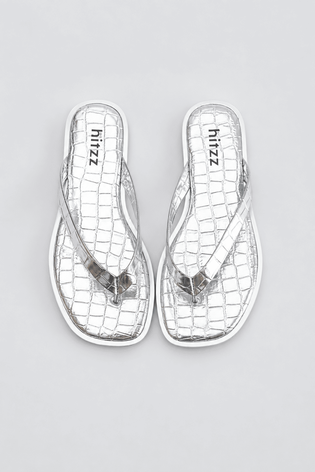 isla-flatform-feminina-croco-prata Chinelo Flat Feminino Isla Prata Croco em vista superior mostrando palmilha e tiras de dedo