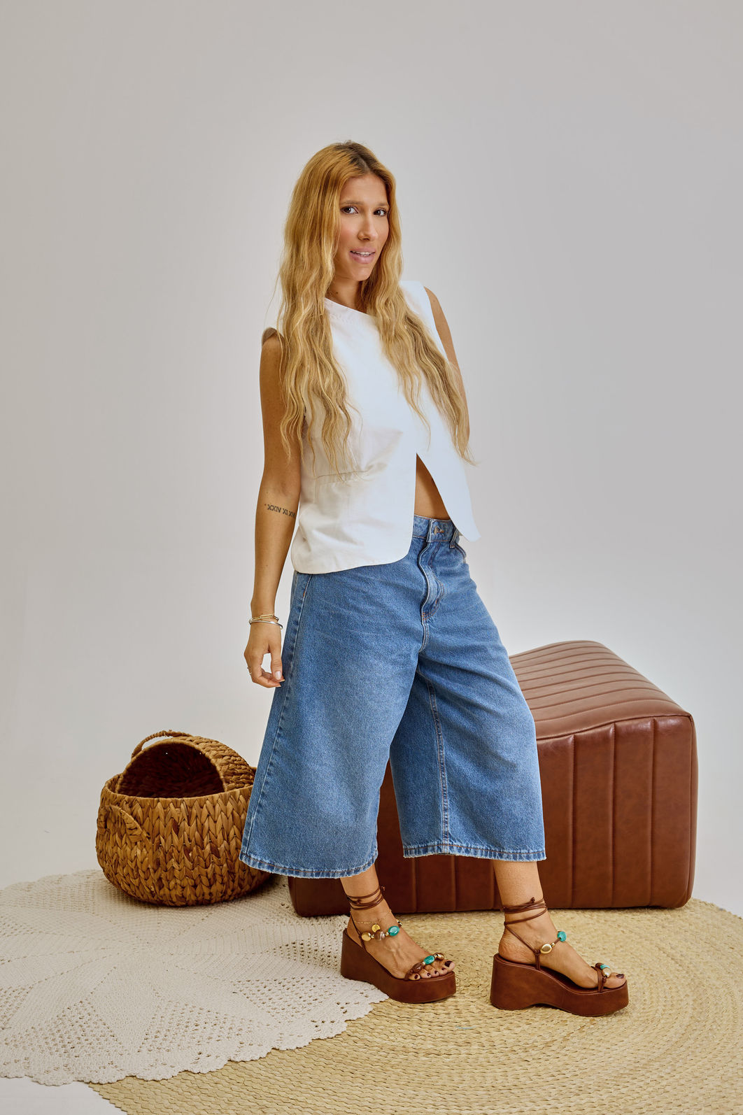 jasmim-sandalia-feminina-pedraria-camel Look feminino com Sandália Jasmim camel de salto