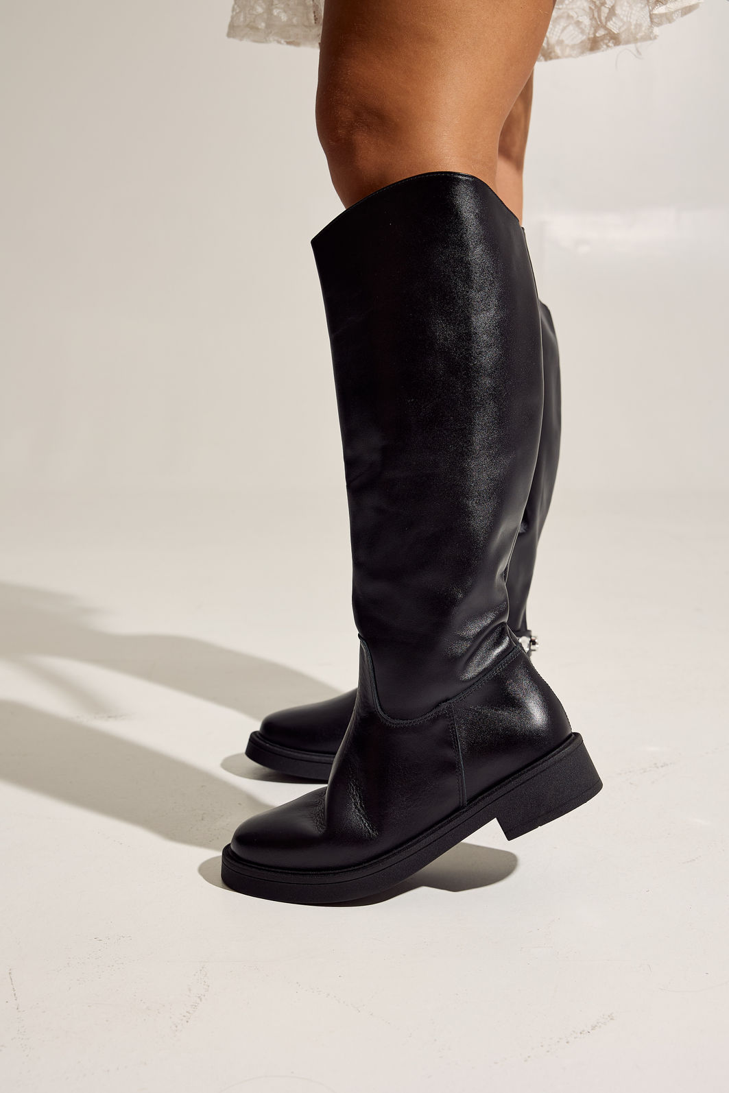 AMORA - BOTA FEMININA 2 EM 1 CANO LONGO COURO PRETA AMORA - BOTA FEMININA 2 EM 1 CANO LONGO COURO PRETA