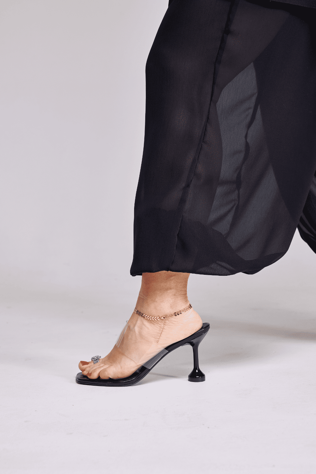 lionne-tamanco-feminino-preto Tamanco Feminino Lionne Preto no pé vista lateral