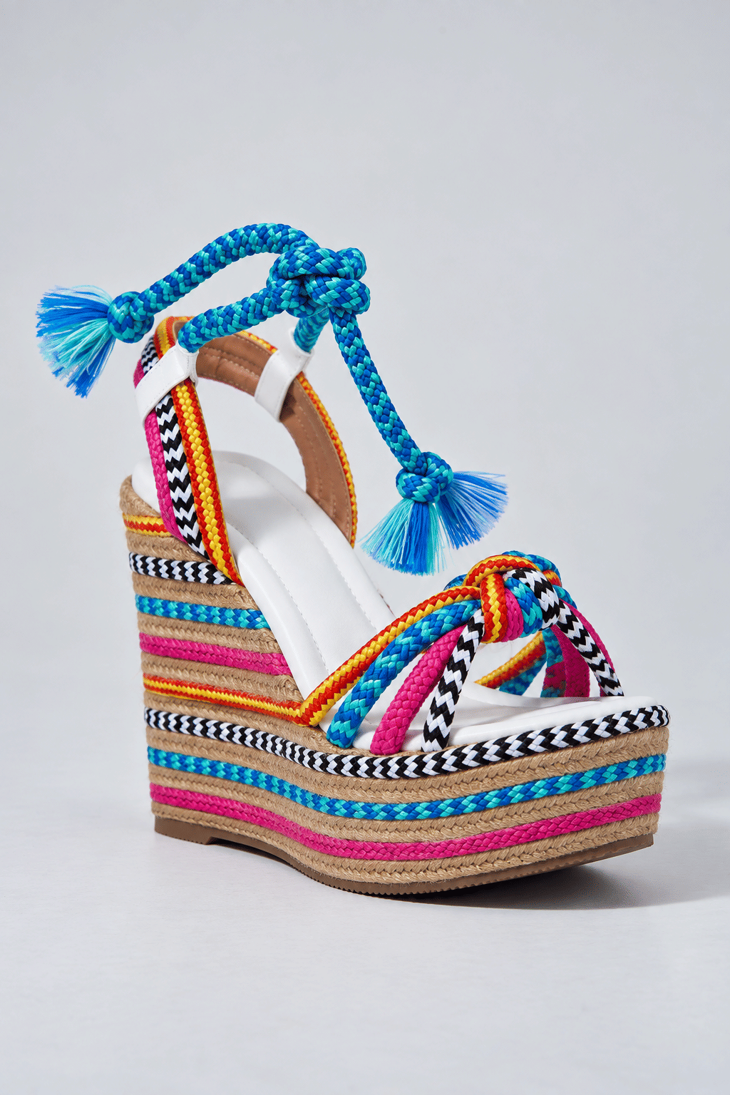 califa-sandalia-feminina-amarraçao-multicolorida Sandália feminina Califa com plataforma alta multicolorida e tiras de amarração