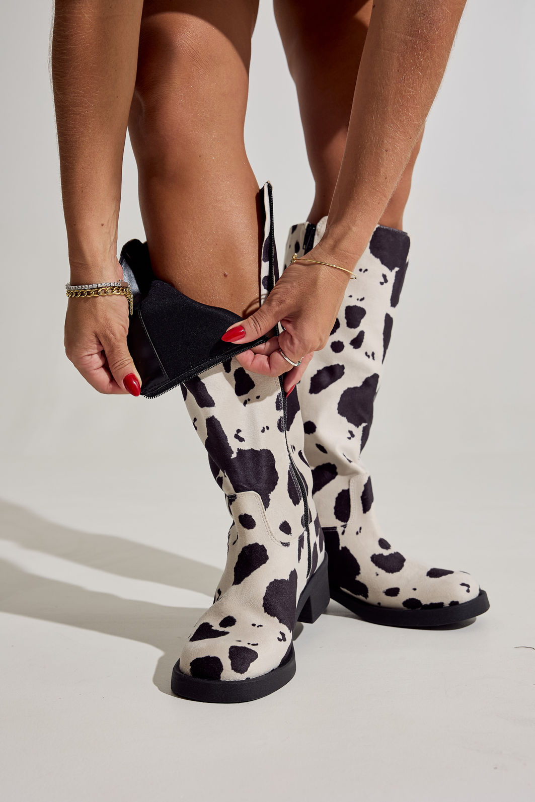 MEL - BOTA FEMININA CANO LONGO VACA PRETO E BRANCO MEL - BOTA FEMININA CANO LONGO VACA PRETO E BRANCO