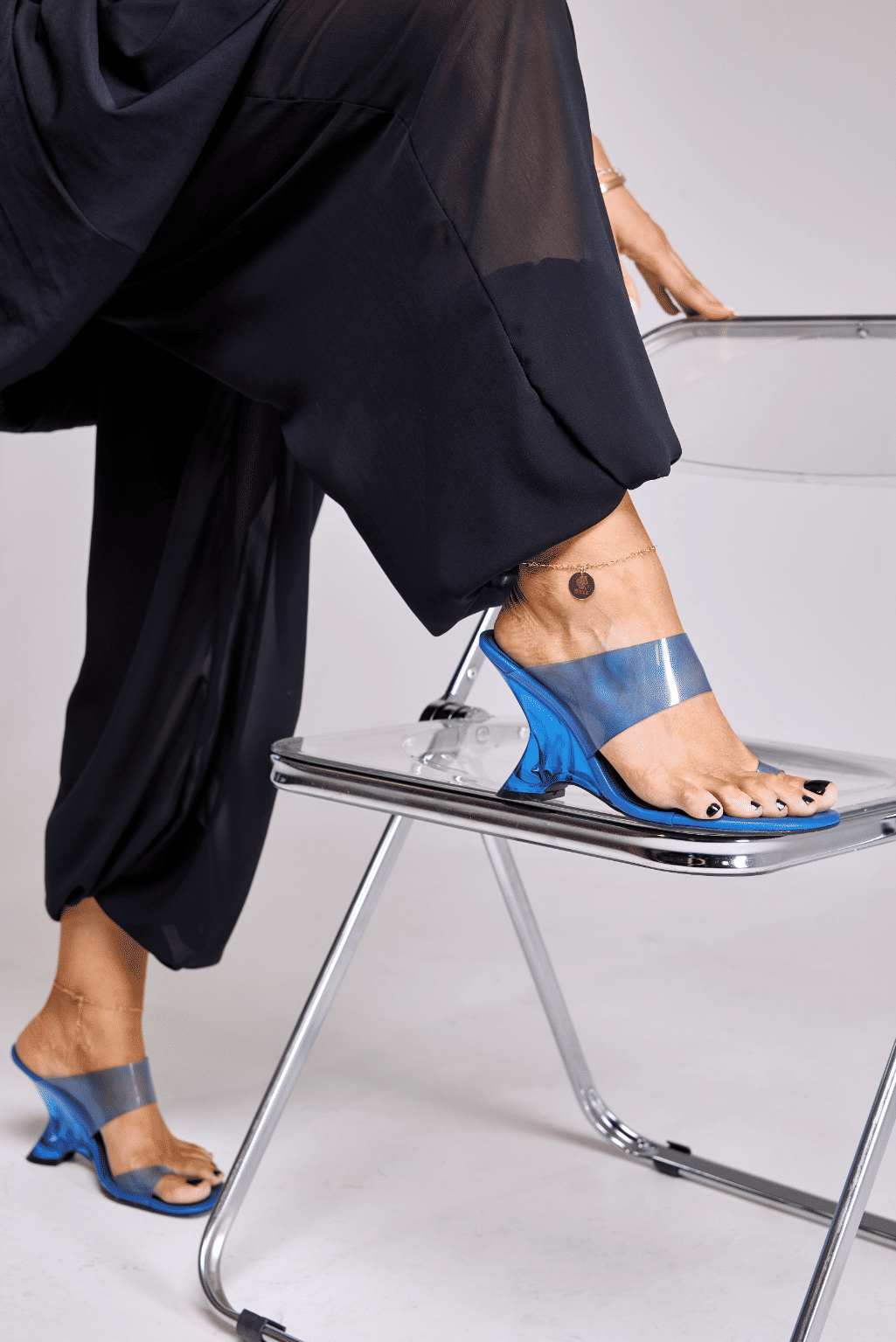 nic-tamanco-feminino-salto-acrilico-azul Tamanco Feminino Nic Azul no pé detalhe do calce
