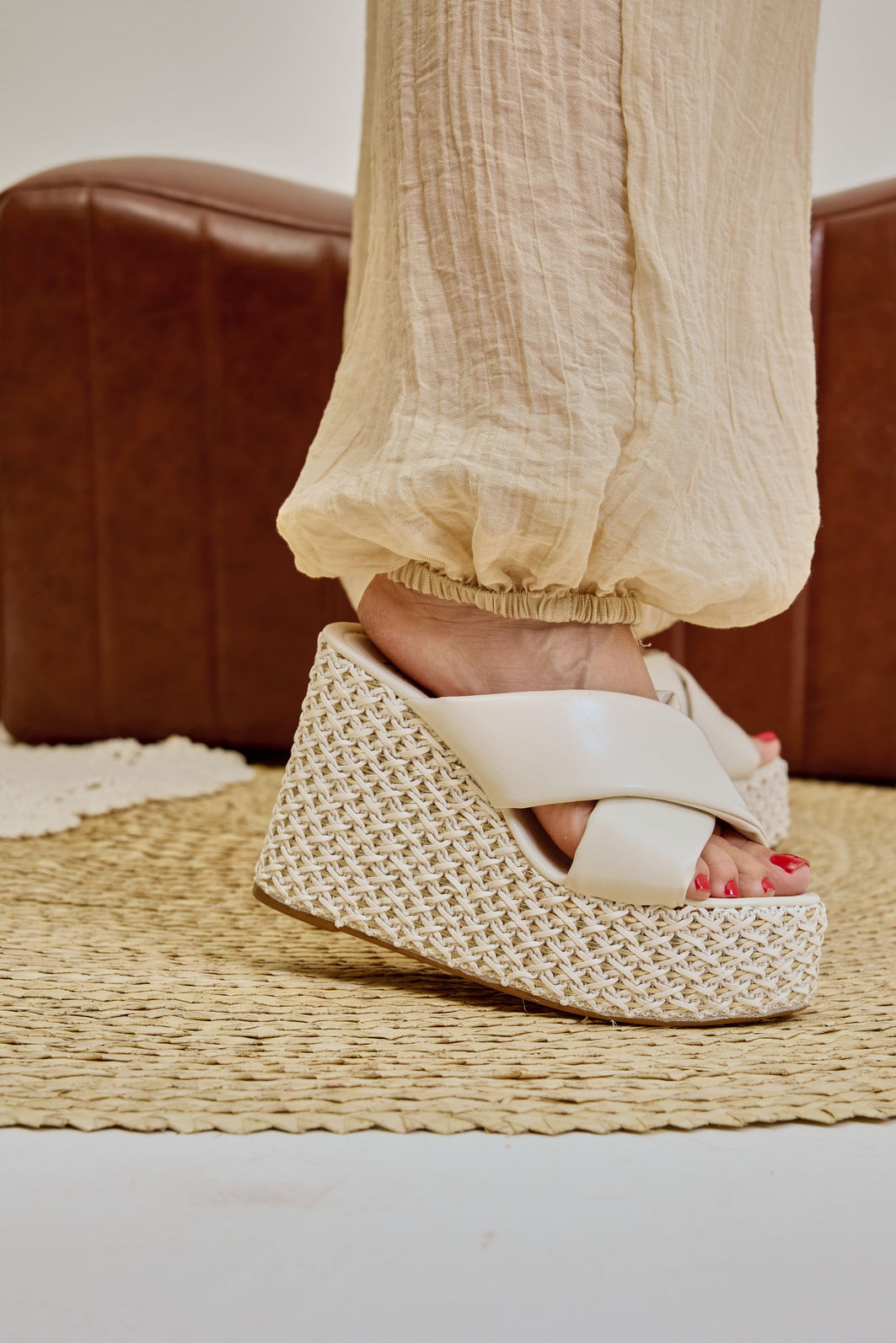 livia-tamanco-feminino-plataforma-off-white Tamanco feminino Livia branco plataforma em look feminino