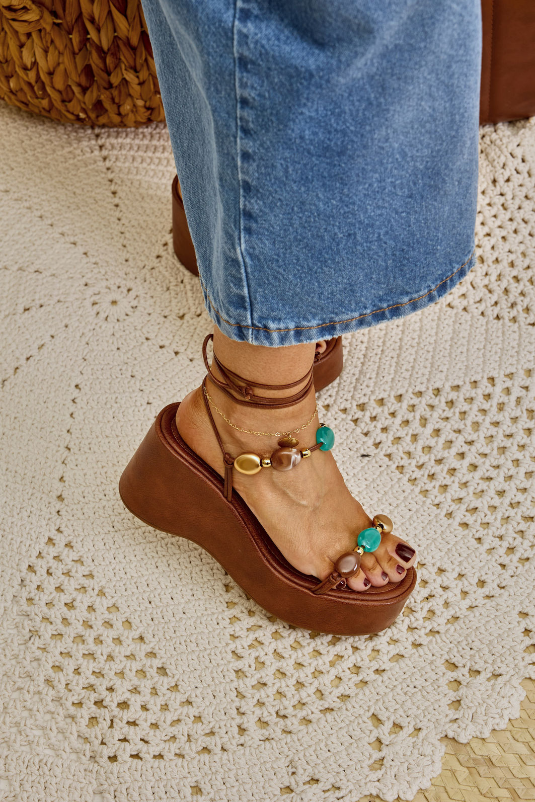 jasmim-sandalia-feminina-pedraria-camel Sandália Jasmim camel no pé com amarração no tornozelo