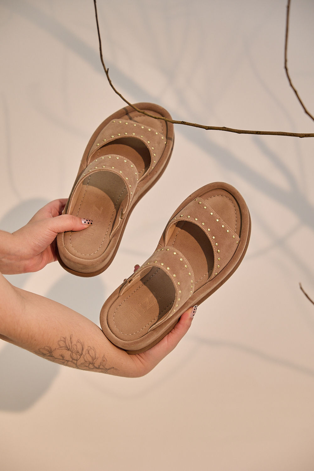 TAKA - PAPETE FLATFORM FEMININA CAMURÇA BEGE TAKA - PAPETE FLATFORM FEMININA CAMURÇA BEGE