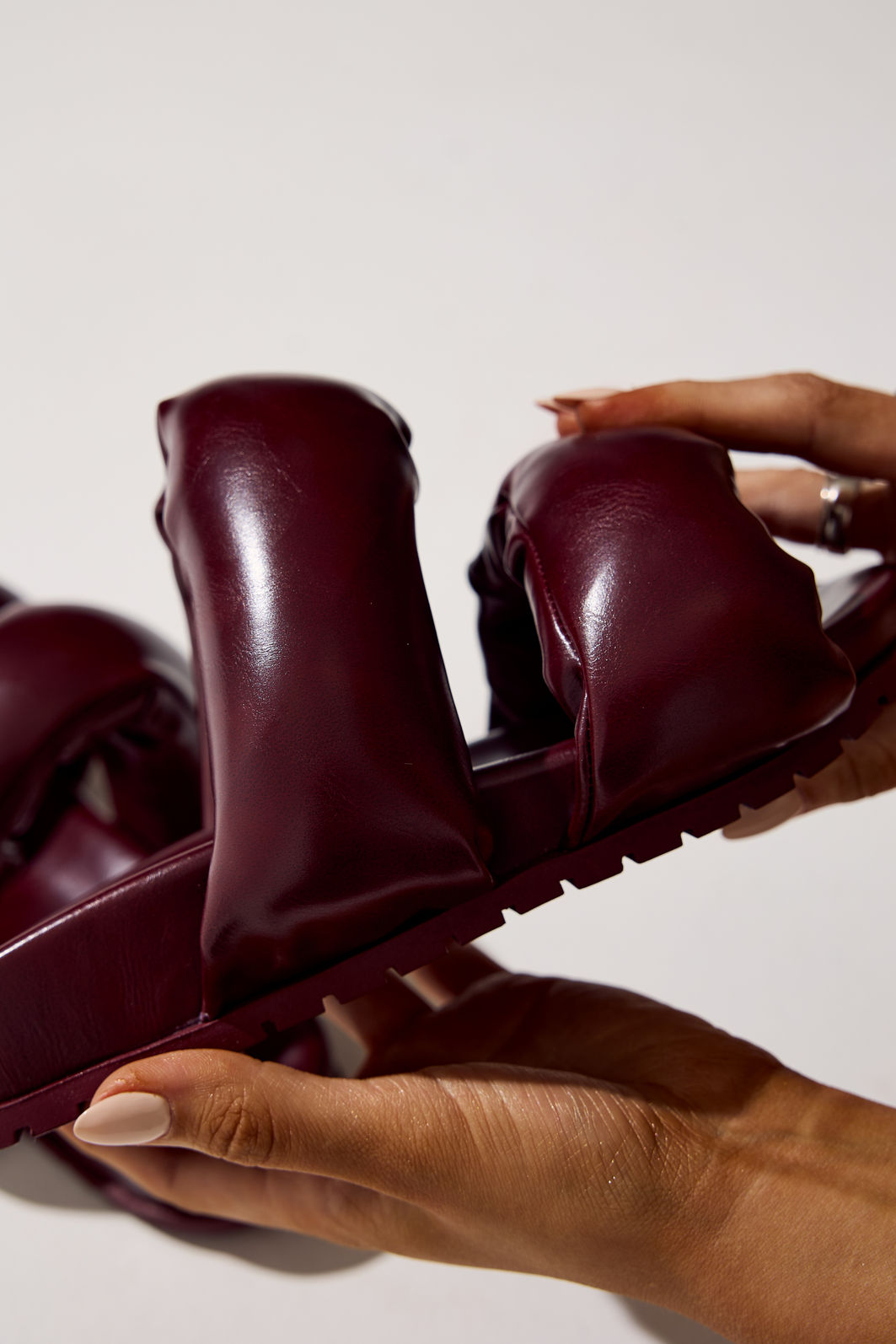llili-papete-anatomica-feminina-bordo Detalhe das tiras puffer da Papete Lili Bordô, vista de cima