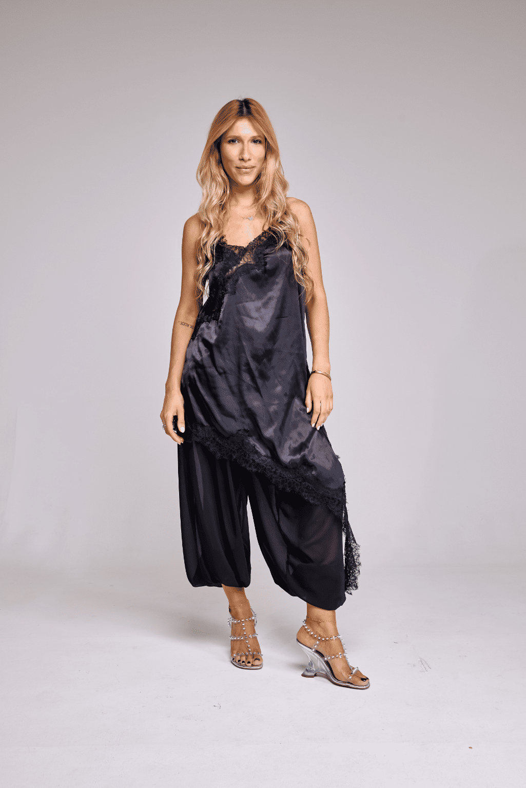 tasha-sandalia-feminina-spikes-prata Sandália Feminina Tasha Prata em look feminino