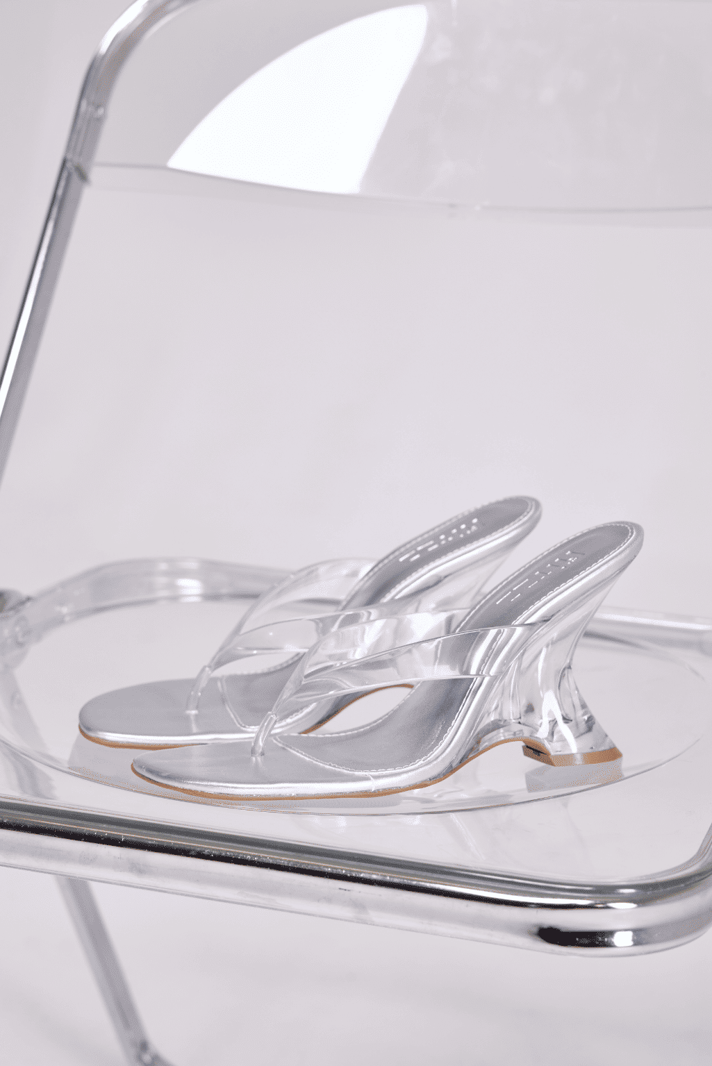 nic-tamanco-femininop-tira-de-dedo-transparente Tamanco Feminino Kendall Transparente vista lateral detalhe do salto anabela