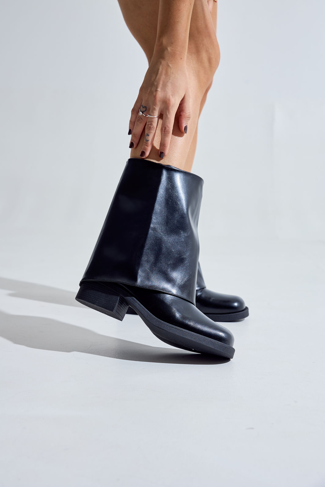amelie-bota-feminina-3-em-1-preta Bota Feminina 3 em 1 Amelie preta com extensões de cano removíveis, mostrando diferentes possibilidades de uso