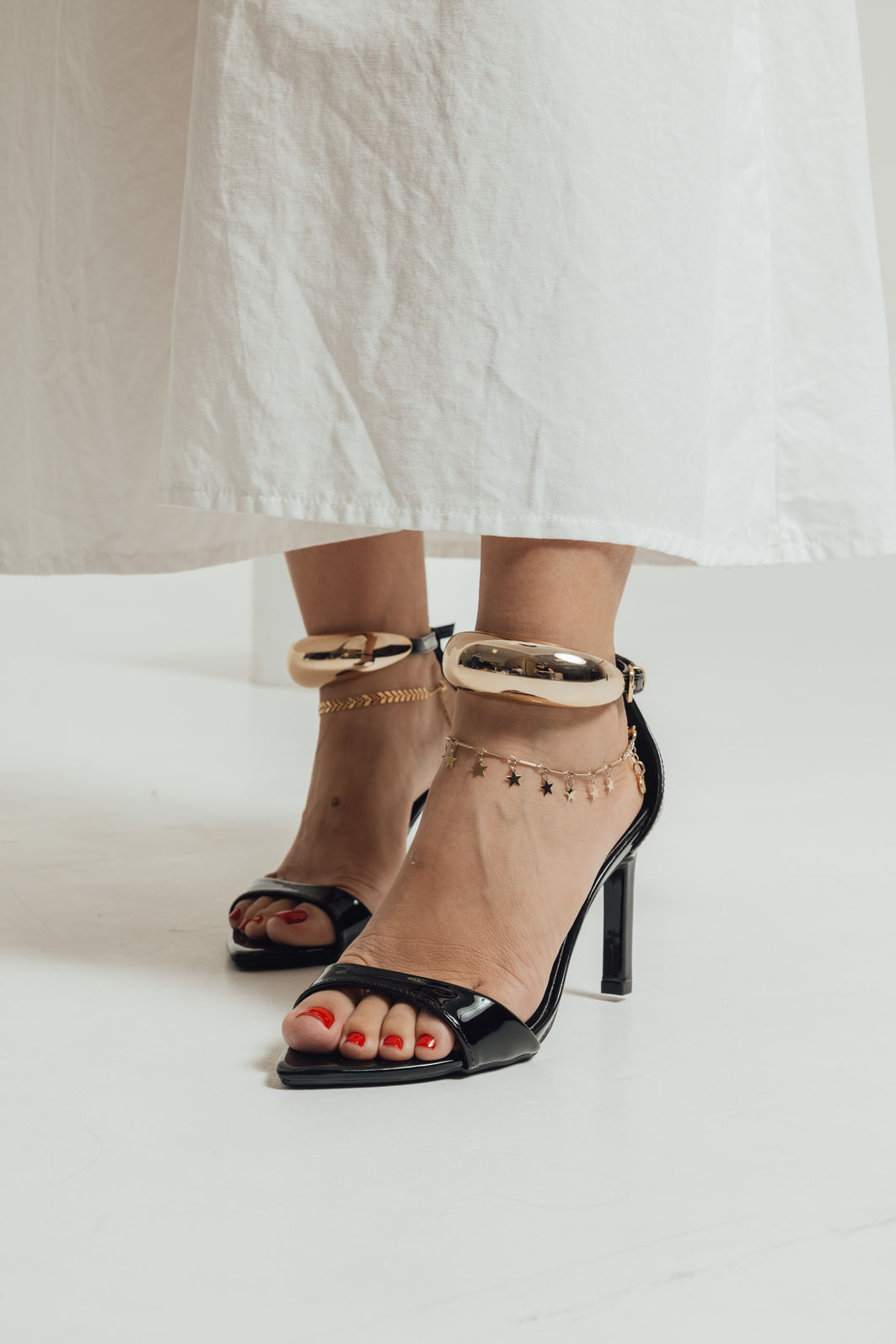 ANTÔNIA - SANDÁLIA FEMININA SALTO ALTO BICO FOLHA VERNIZ PRETA ANTÔNIA - SANDÁLIA FEMININA SALTO ALTO BICO FOLHA VERNIZ PRETA