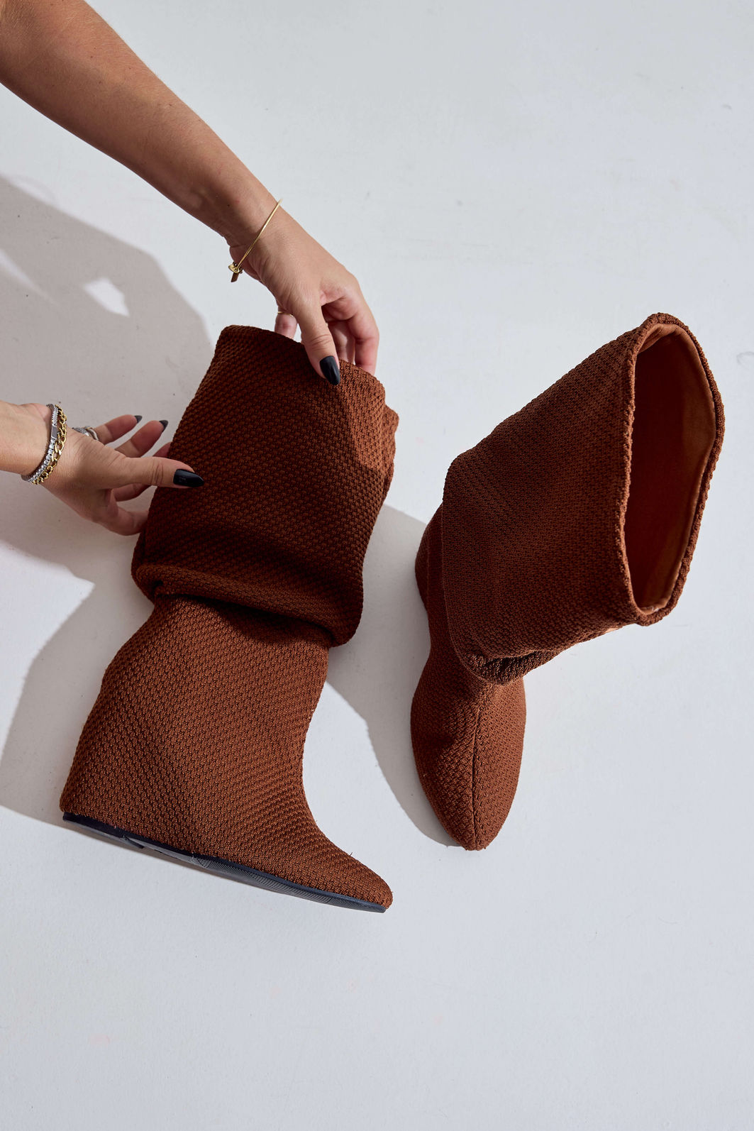 bota-feminina-croche-salto-anabela-camel-mariah Mãos segurando bota feminina crochê salto anabela camel Mariah
