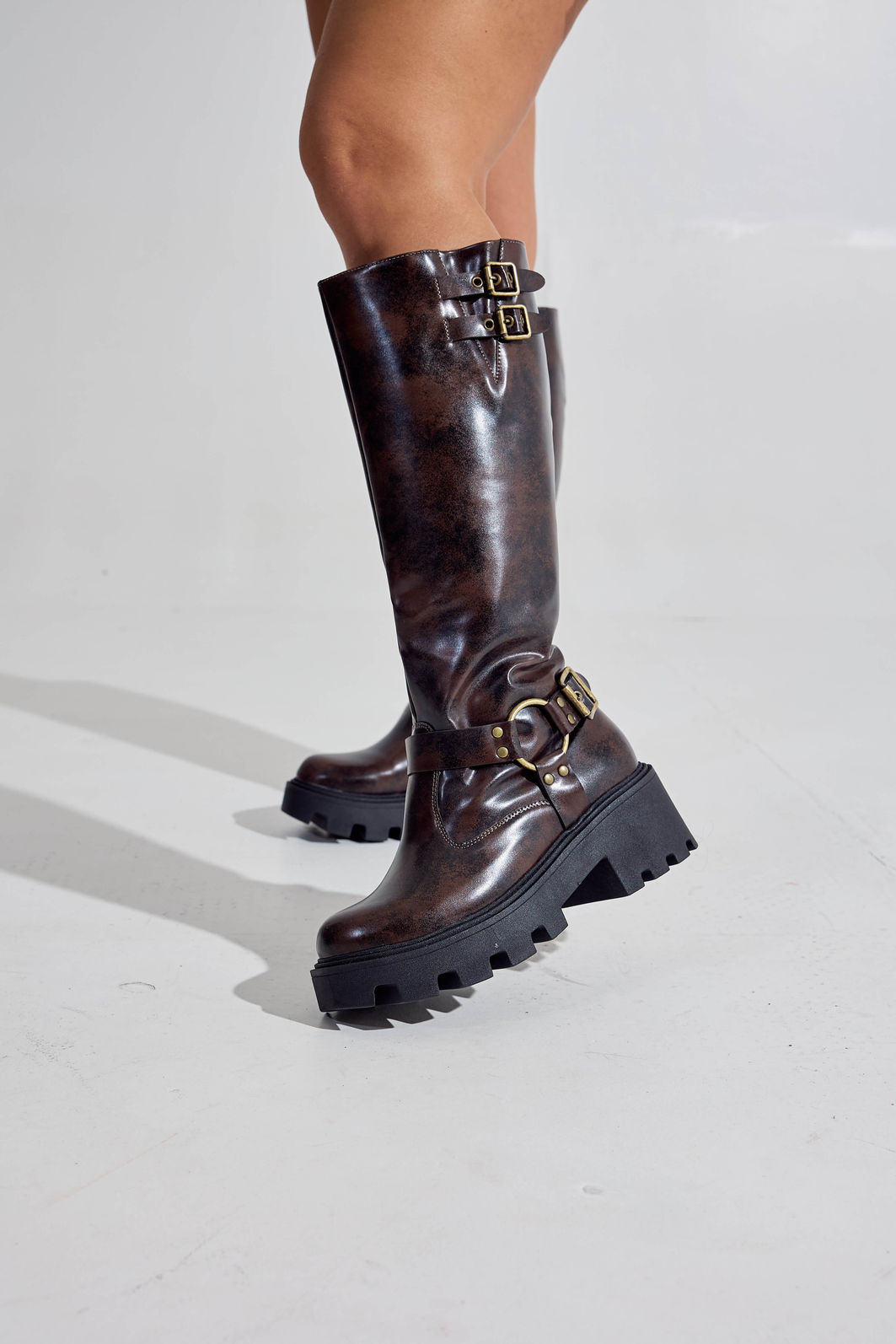 NAMU - BOTA FEMININA BIKER CANO LONGO TRATORADA MARROM NAMU - BOTA FEMININA BIKER CANO LONGO TRATORADA MARROM