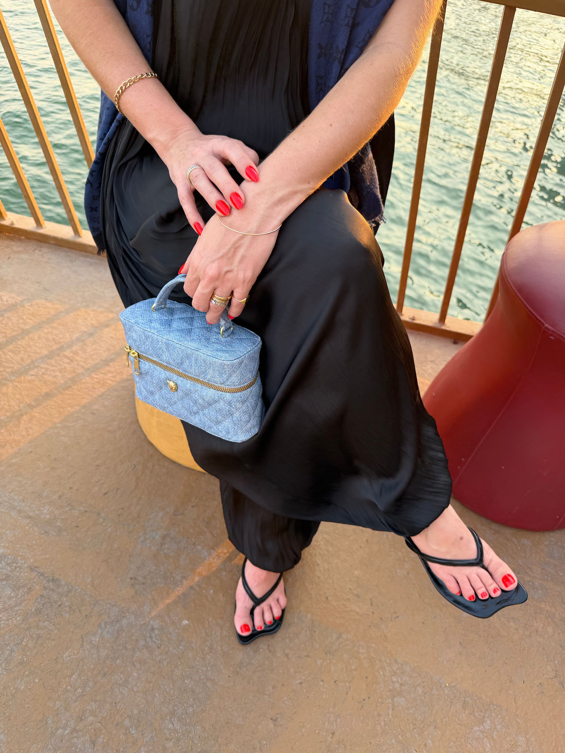 agnes-bolsa-feminina-lateral-matelasse-jeans Mulher usando Bolsa Feminina Matelassê Agnes jeans com alça longa na transversal.