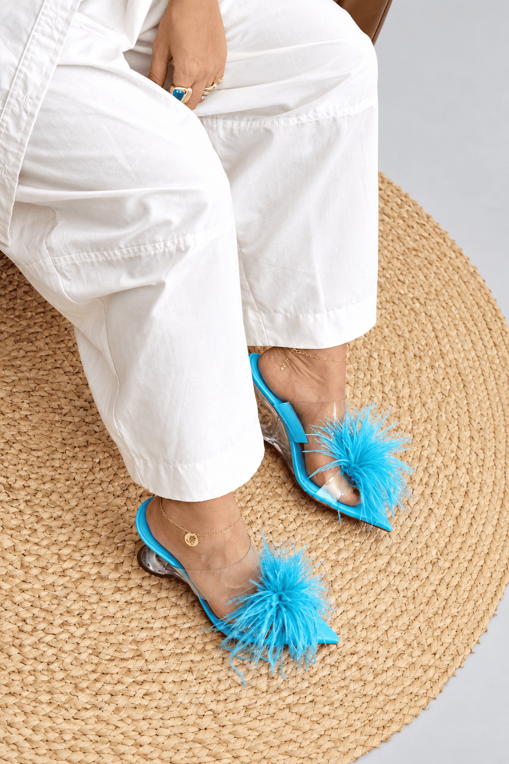 tiffany-tamanco-plumas-avestruz-azul Tamanco feminino Tiffany turquesa no pé em look de verão