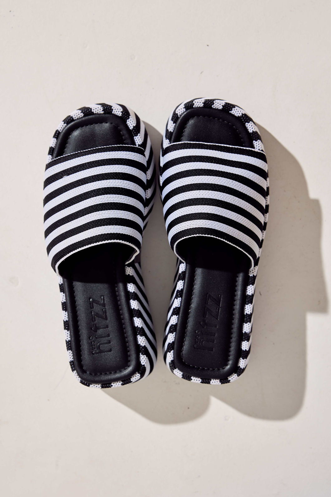 BRISA - TAMANCO PLATAFORMA FEMININO LISTRAS PRETO E BRANCO BRISA - TAMANCO PLATAFORMA FEMININO LISTRAS PRETO E BRANCO
