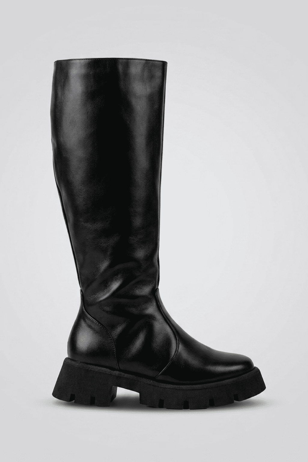 zuna-bota-feminina-cano-longo-tratorada-preta Bota feminina Zuna preta em couro, vista lateral, com cano longo e sola tratorada