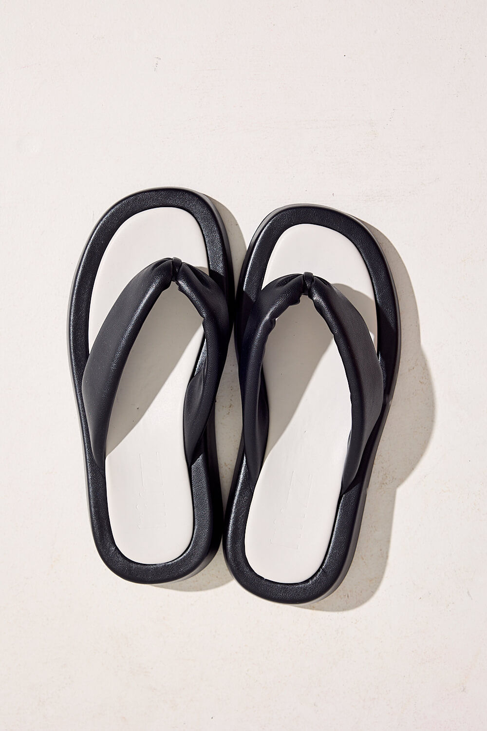 TOKYO - CHINELO FLATFORM PRETO E BRANCO TOKYO - CHINELO FLATFORM PRETO E BRANCO