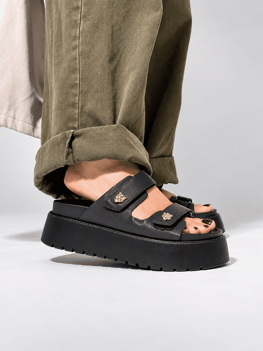 tiger-papete-feminina-tira-velcro-preta Papete Feminina Plataforma Tiger Preta calçada vista lateral