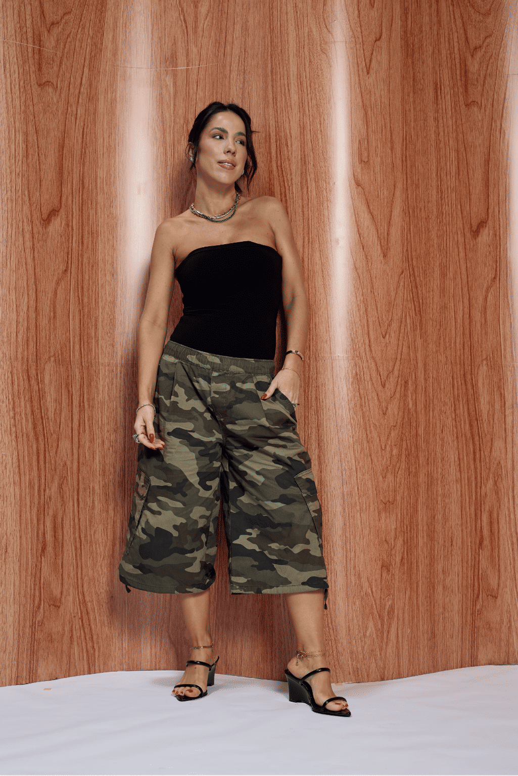 alice-tamanco-tiralice-tamanco-tiras-pretoas-preto Tamanco Anabela Feminino Alice preto em look feminino com calça cargo camuflada, destacando o salto anabela