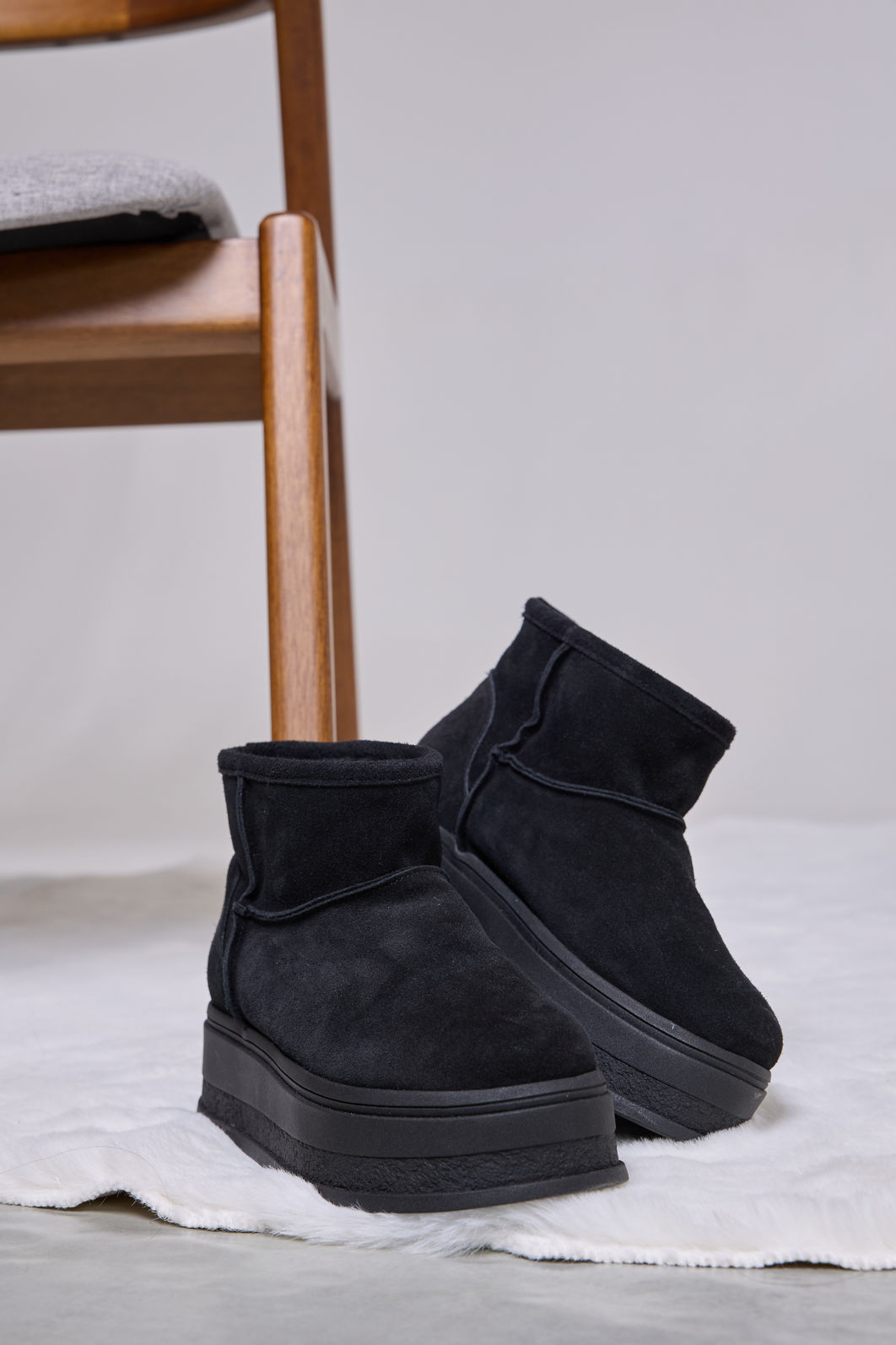 HIORI - BOTA FEMININA PELUCIADA COURO PRETA HIORI - BOTA FEMININA PELUCIADA COURO PRETA