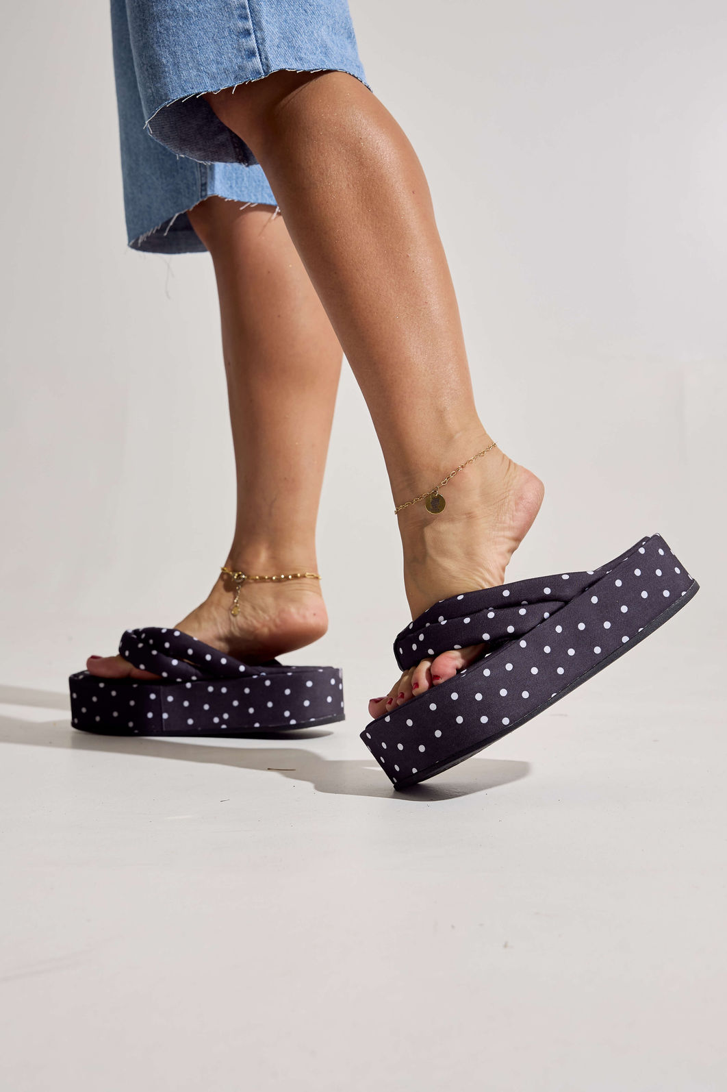 SAKURA - CHINELO FLATFORM POÁ TIRAS PUFFER PRETO E BRANCO
