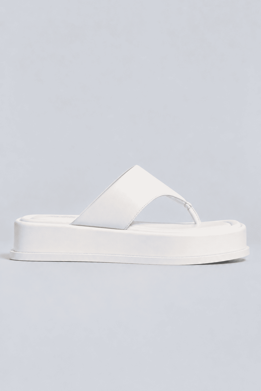 chinelo-flatform-couro-feminino-branco-buzios Chinelo flatform feminino couro branco, vista lateral, produto isolado em fundo cinza claro.