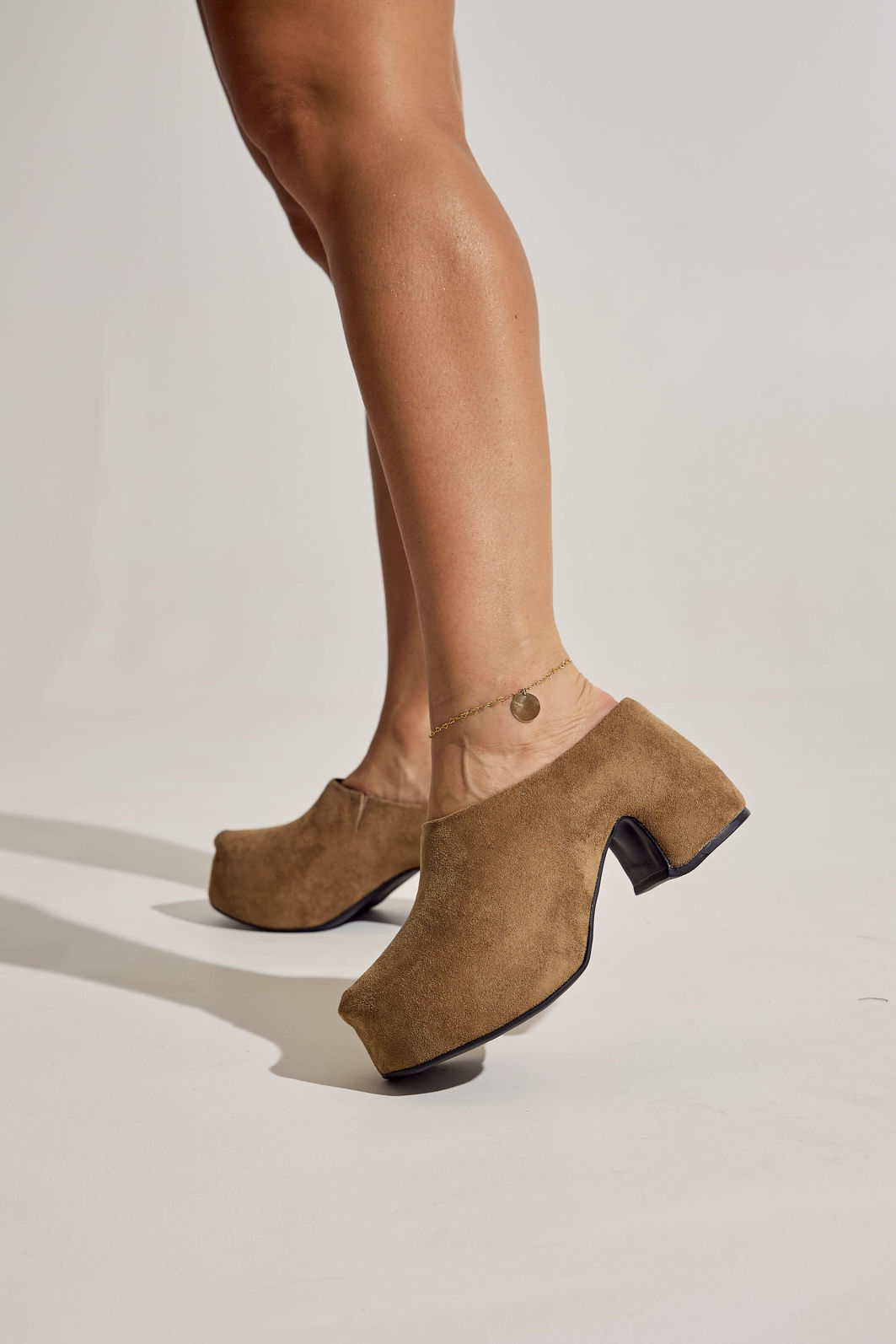 NINA - TAMANCO FEMININO SALTO ALTO CAMURÇA CAMEL NINA - TAMANCO FEMININO SALTO ALTO CAMURÇA CAMEL
