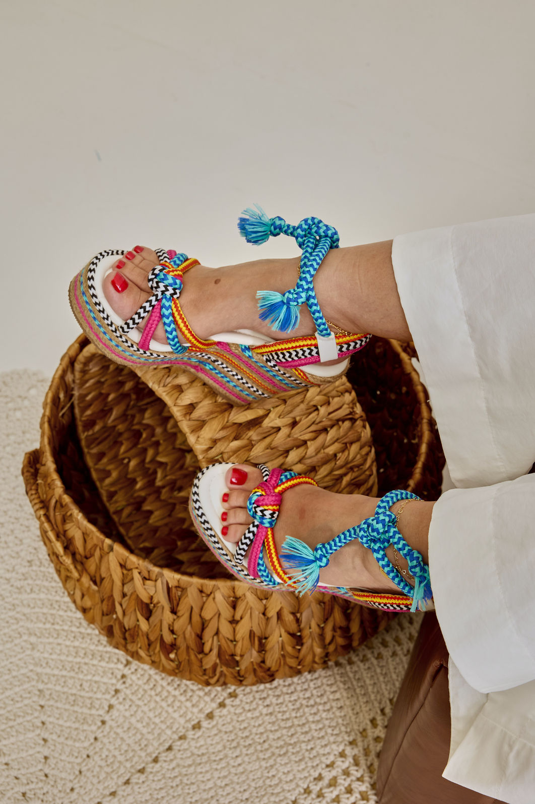califa-sandalia-feminina-amarraçao-multicolorida Sandália Califa multicolorida no pé com amarração no tornozelo