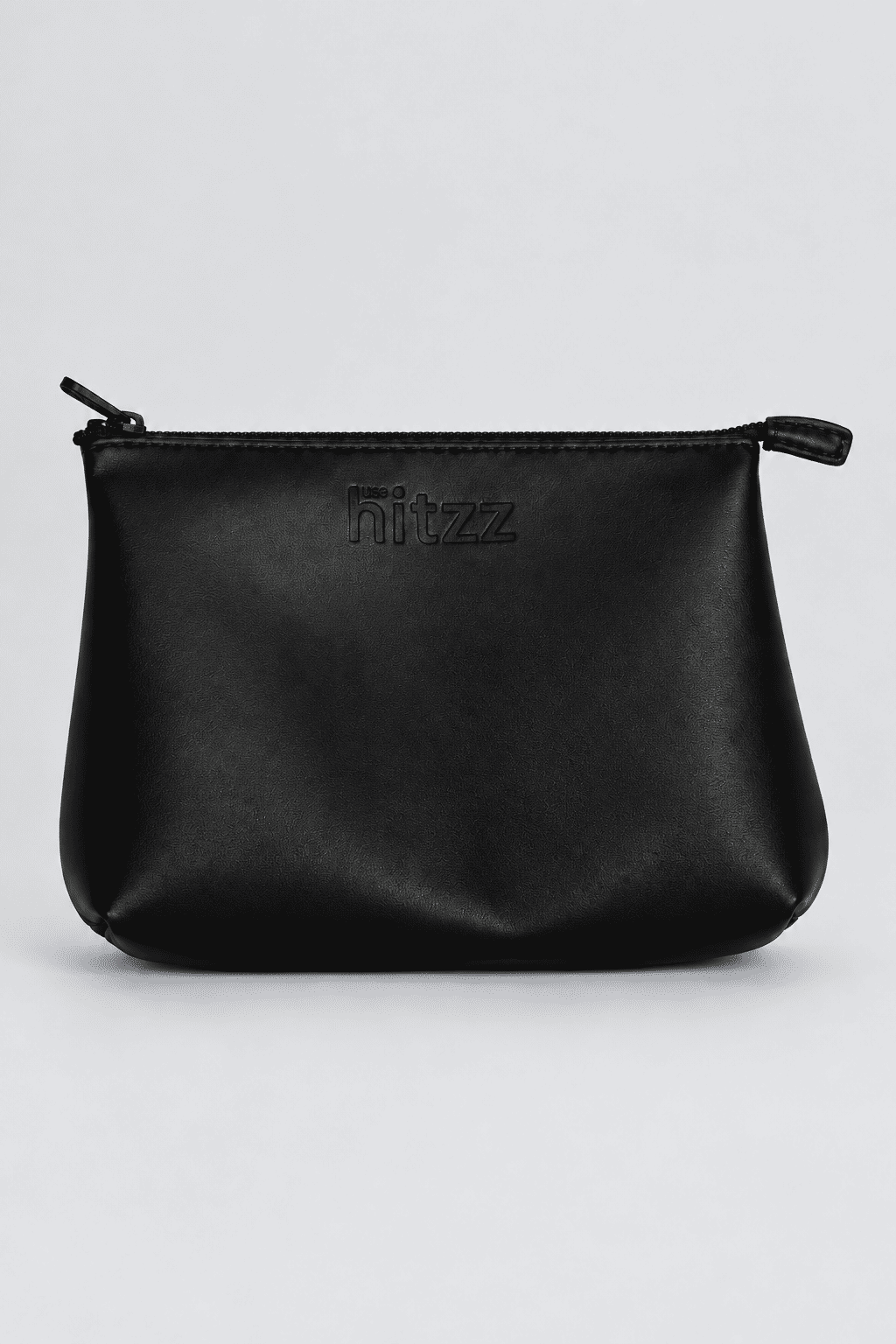 necessaire-feminina-hitzz-couro Necessaire Feminina Couro Hitzz preta com fechamento em zíper e logo em baixo-relevo