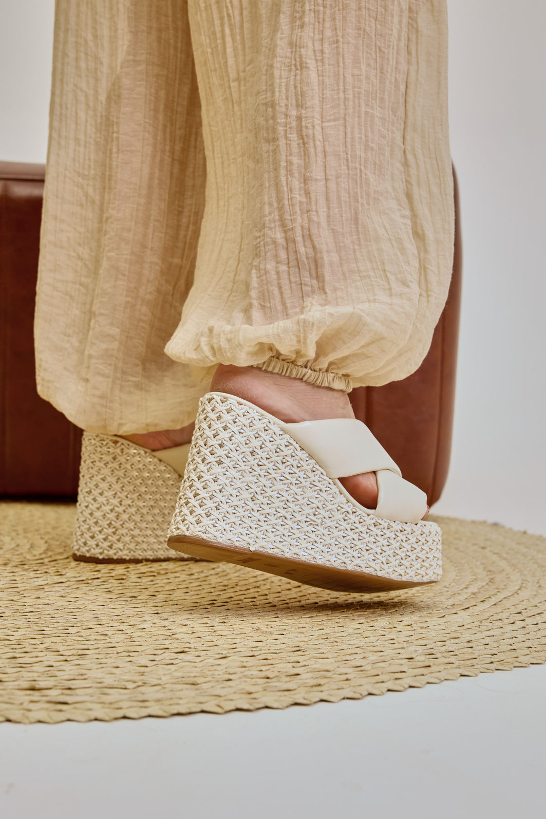 livia-tamanco-feminino-plataforma-off-white Tamanco Livia branco no pé com plataforma trançada