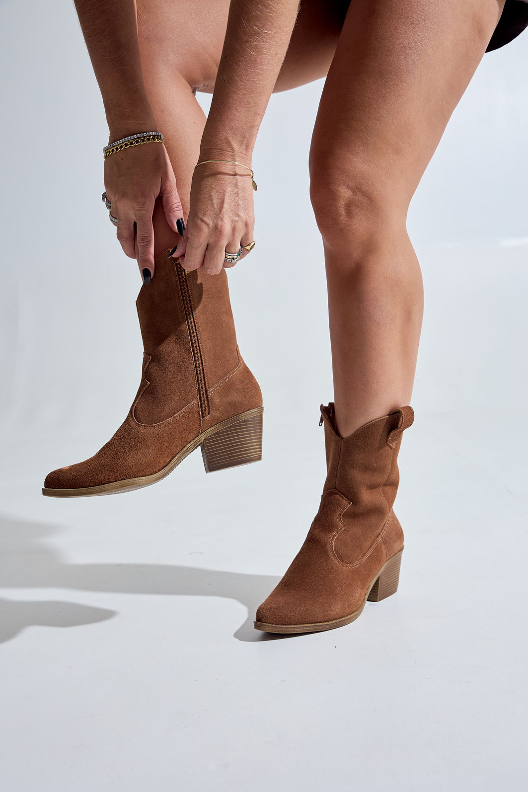 ZURI- BOTA FEMININA 2 EM 1 SALTO BAIXO COURO CAMEL ZURI- BOTA FEMININA 2 EM 1 SALTO BAIXO COURO CAMEL