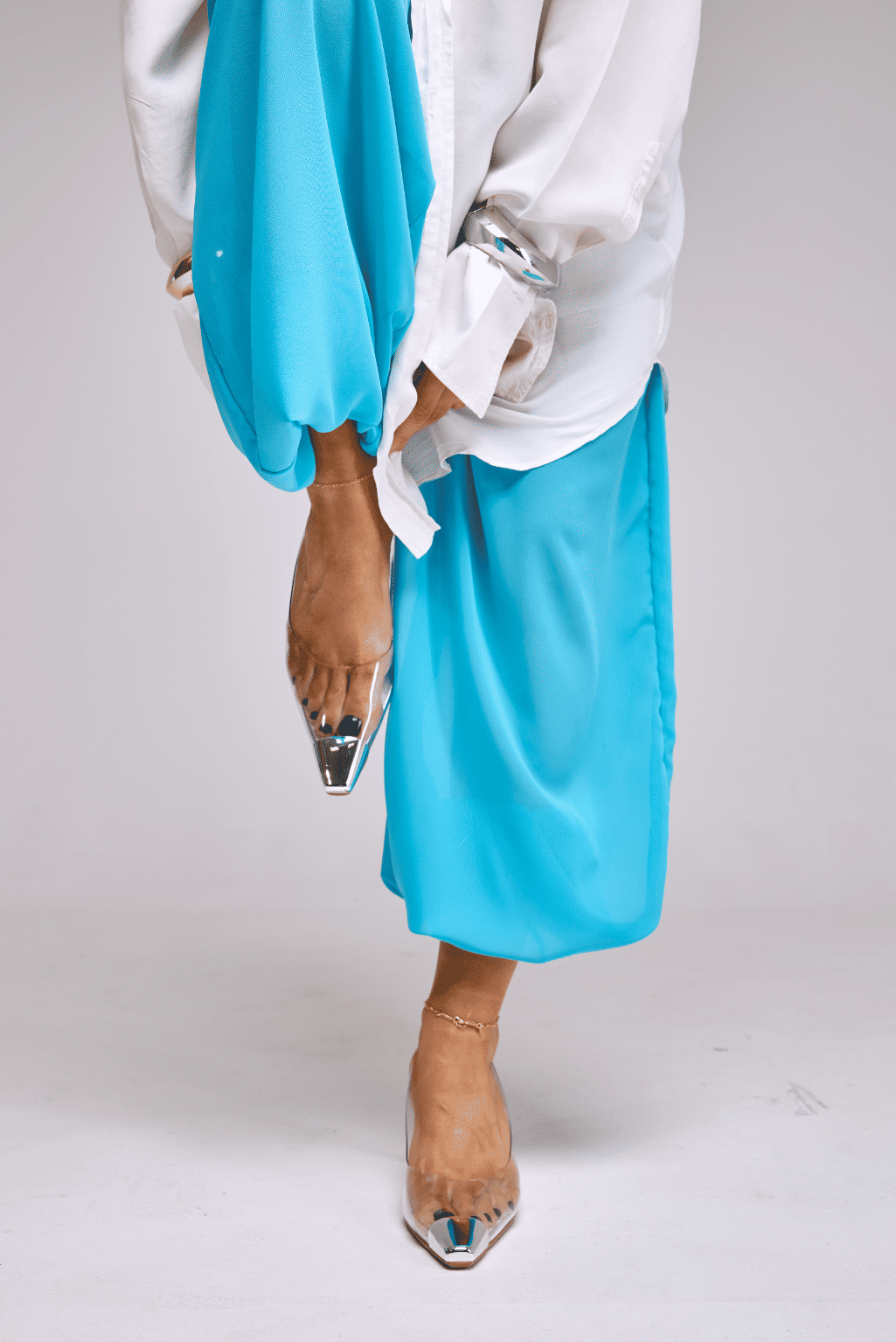 dream-scarpin-slingback-feminino-prata Scarpin Feminino Dream Transparente em look com calça azul