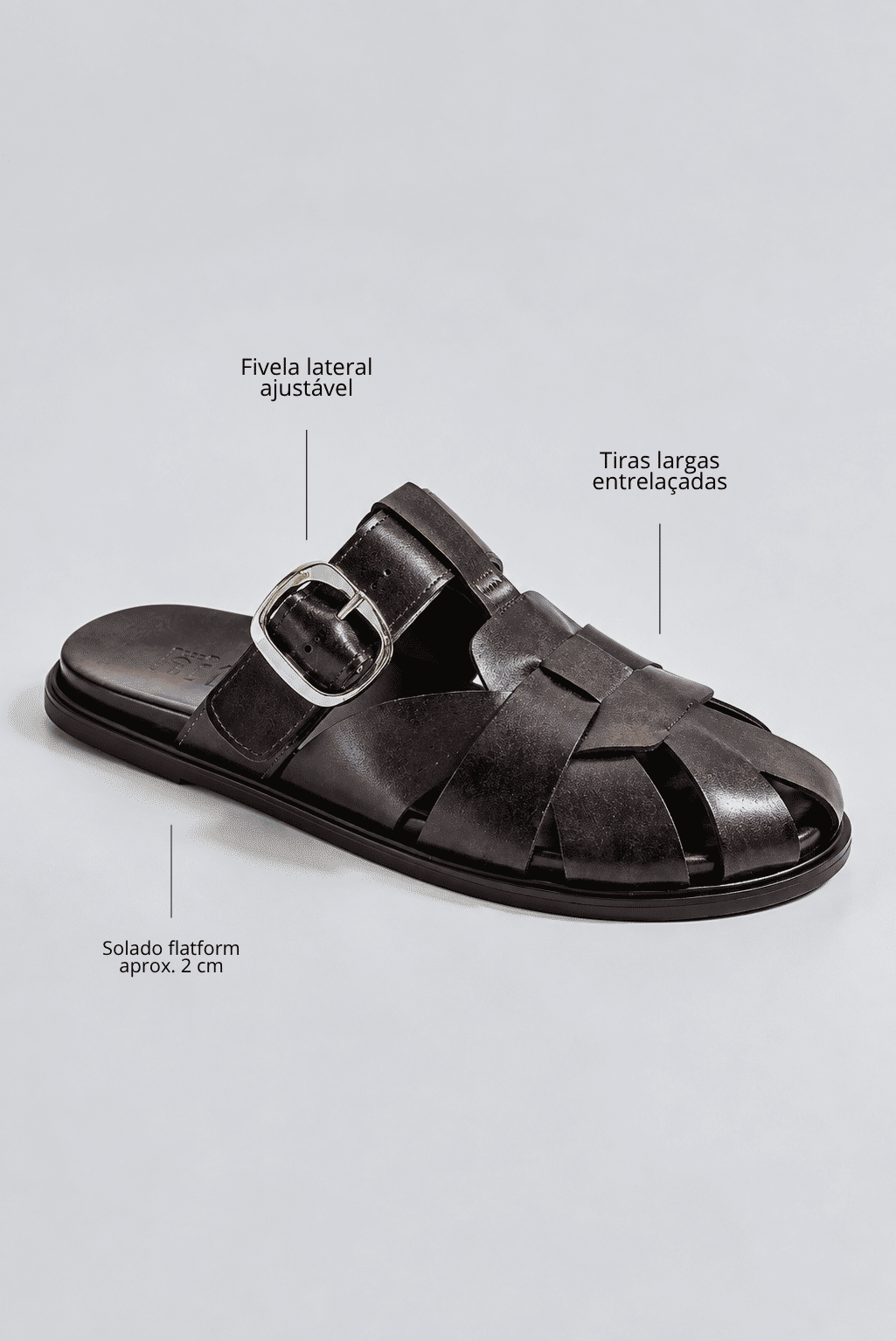 clog-feminino-fivela-marrom-aura Infográfico do clog marrom destacando fivela lateral ajustável, tiras largas entrelaçadas e solado flatform de aproximadamente 2 cm.